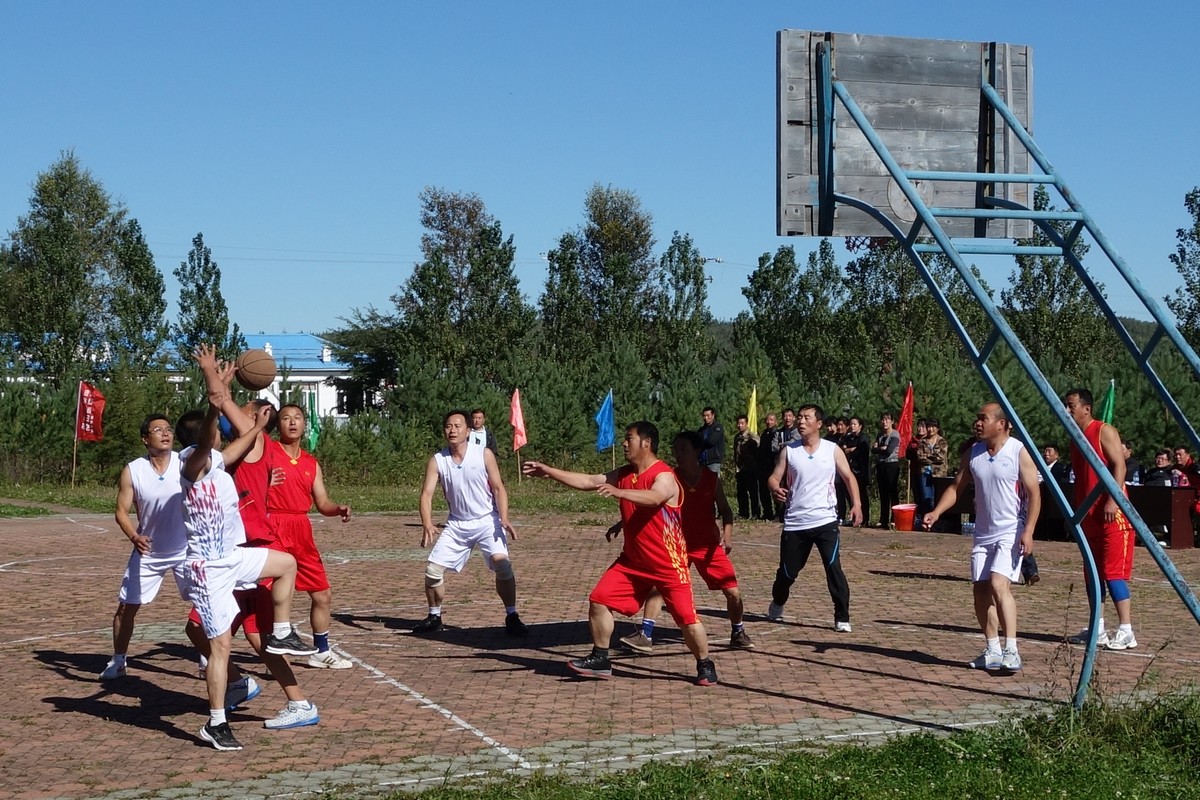 塔河县瓦拉干林场职工篮球赛掠影